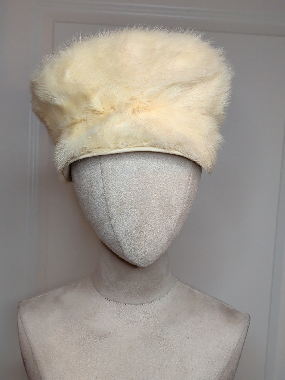 Vintage 50s 60s Cream Mini Fur Beret Pillbox Hat w/ Paws 22.5"